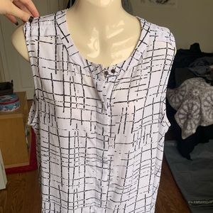 Reitman’s Sleeveless Button Down Blouse